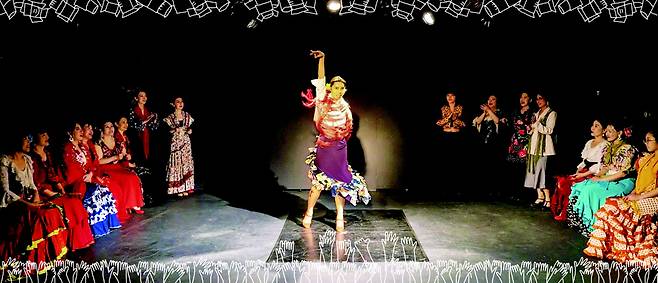 서른아홉 살의 재롱잔치, 내 설익은 몸짓에도 터져 나오는 관객석의 환호와 박수 소리가 눈앞의 어둠을 모두 밀어냈다. 필자 제공|일러스트 김상민기자