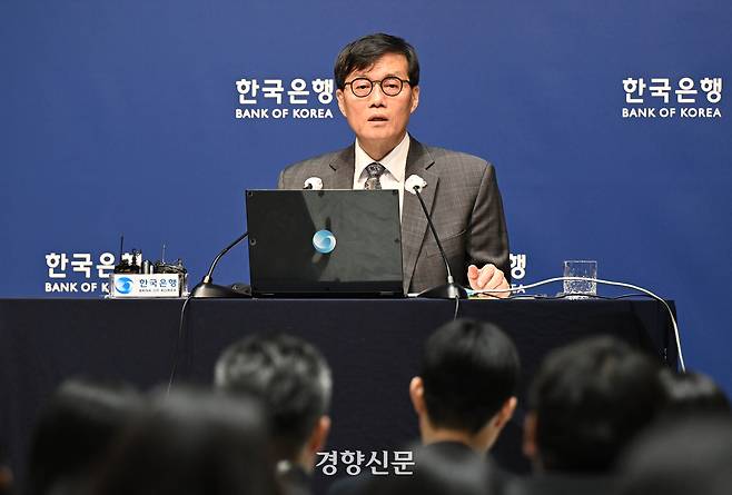 이창용 한국은행 총재가 지난 2월 25일 서울 중구 한국은행 본관에서 열린 금융통화위원회 본회의를 마친후 통화정책방향 기자 간담회를 열고 기자들의 질문을 받고 있다. 사진공동취재단