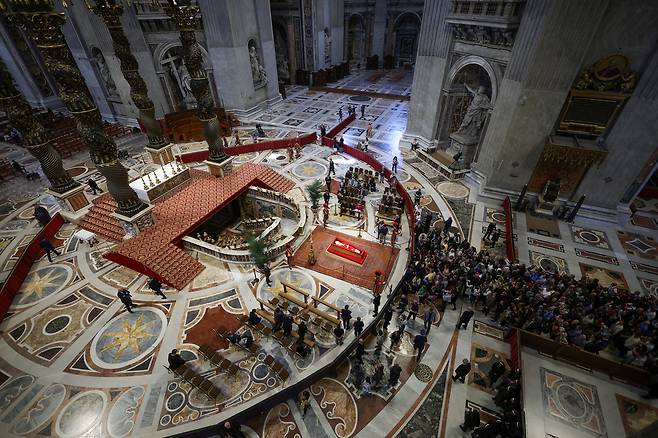 지난 23일(현지시간) 프란치스코 교황의 시신이 안치된 로마 바티칸 성 베드로 대성당에 일반 신자들이 조문을 하기 위해 줄을 서 있다. 로이터연합뉴스