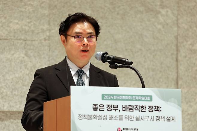 25일 서울 LW컨벤션센터에서 열린 한국정책학회가 주관 ‘인공지능 민간특별위원회 발대식’에서 축사를 전하는 목성호 특허청 차장. 특허청