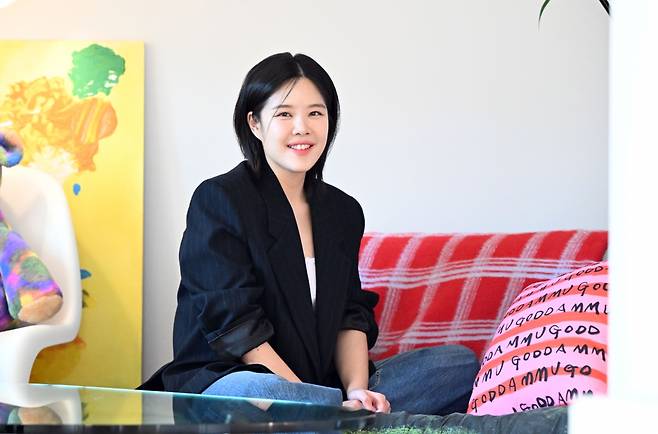 뷰티 인플루언서 겸 뷰블 총괄 디렉터 민새롬이 지난 10일 작업실에서 국민일보와 인터뷰를 하고 있다. 권현구 기자