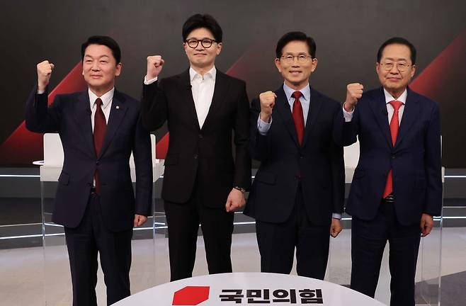 26일 서울 중구 매경미디어센터에서 열린 국민의힘 대통령 선거 제2차 경선 후보자 토론회에서 경선 후보들이 토론에 앞서 기념 촬영을 하고 있다. 왼쪽부터 안철수, 한동훈, 김문수, 홍준표 경선 후보. 연합뉴스