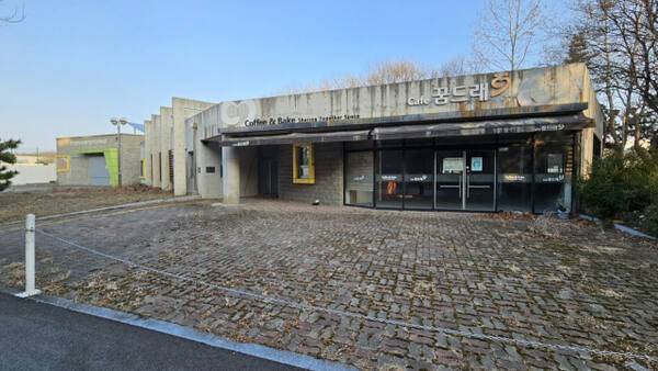 25일 오후 6시께 스퀘어원플러스 예정 부지. 장애인생산품판매시설 건물이 6년째 방치돼 있다. 박기웅기자