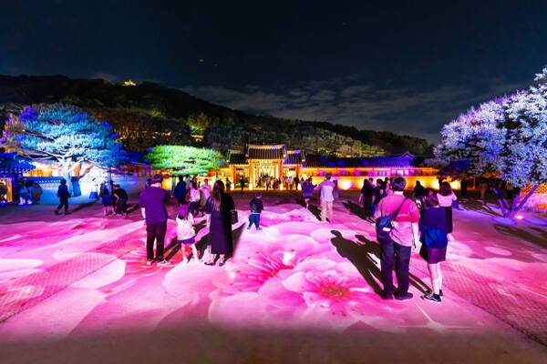 화성행궁 야간개장 행사를 찾은 시민들의 모습. 수원문화재단 제공