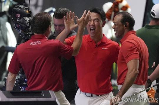 TGL 경기에서 기뻐하는 김주형(가운데)과 타이거 우즈(오른쪽). 사진[AP=연합뉴스]