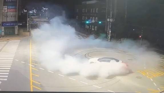 한밤중 강원 원주 시내 도로에서 난폭운전을 한 30대가 경찰의 잠복 수사 끝에 붙잡혔다. [사진 = 원주경찰서]