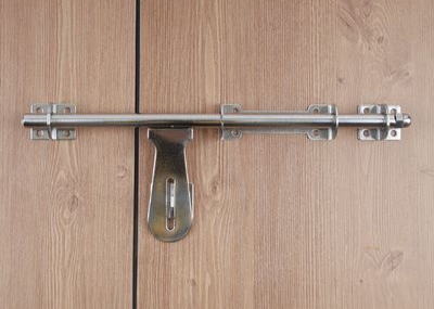 대표적인 형태의 빗장. 쇠로 된 막대기에 빗장걸고리가 붙어 있다. [사진 출처=꾸밈닷컴, 철물마트]