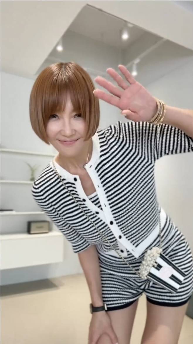 진주 장식 체인도 전체 룩의 세련된 무드를 살리는 결정적 디테일로 돋보였다.사진=최은경 SNS