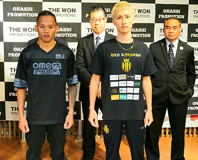 북한 체육 명수 출신 동양태평양복싱연맹 공식랭킹 10위 한양호(앞줄 오른쪽)가 상대 선수 라밀 로다와 2025년 4월 모여락스튜디오강남양재연습실 국제복싱연맹 슈퍼플라이급 인터내셔널 챔피언 결정전 계체 통과 기념 촬영을 하고 있다. 사진=KBM 사단법인 한국복싱커미션 제공