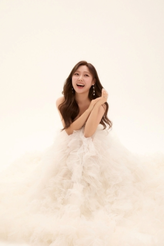 민은 오는 6월 7일 비연예인 예비 신랑과 결혼식을 올릴 예정이다.사진=민 SNS