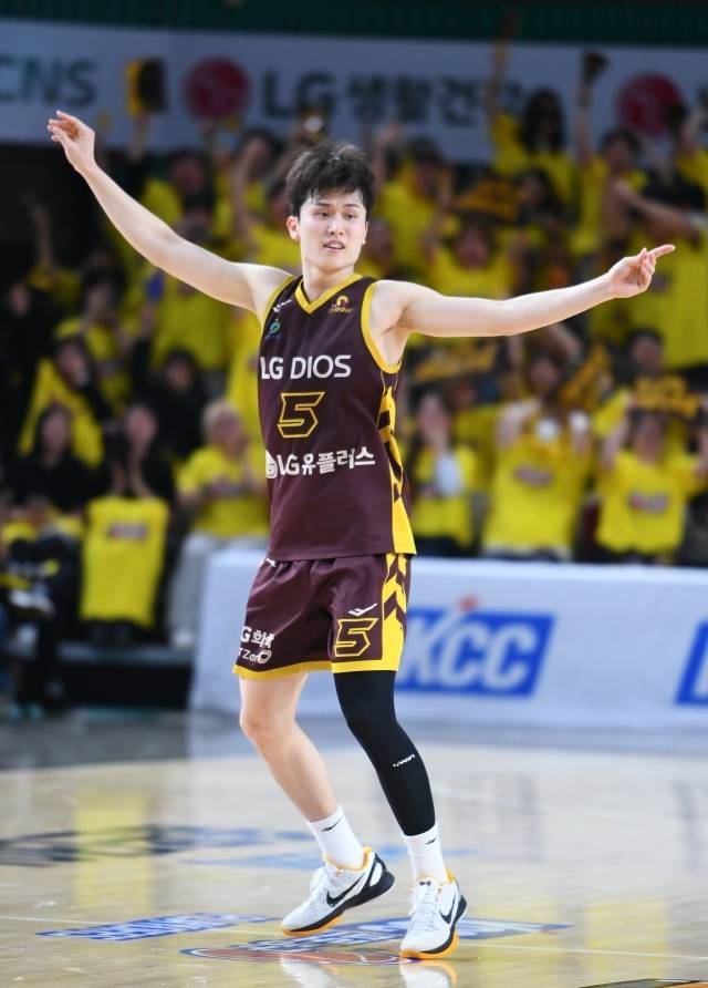 전반 막판 멋진 버저비터를 성공시킨 것도 승리의 포인트. 양준석의 버저비터 득점과 함께 LG 역시 46-44로 전반을 리드할 수 있었다. 양준석은 득점 후 큰 액션과 함께 창원 팬들의 함성을 유도했다. 사진=KBL 제공