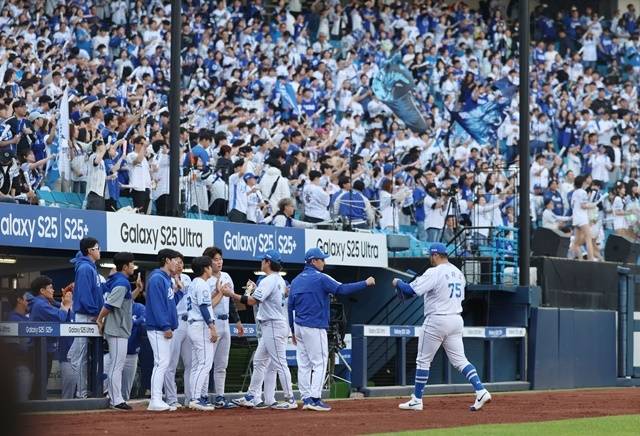 후라도와 삼성 선수단. 사진=삼성 제공