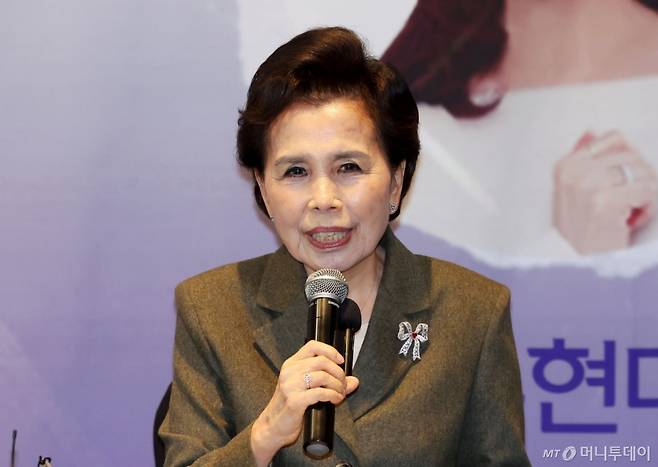 [서울=뉴시스] 홍효식 기자 = 가수 이미자가 5일 오후 서울 마포구 스탠포드호텔에서 열린 '전통가요 헌정 공연, 맥(脈)을 이음' 기자간담회에서 취재진 질문에 답하고 있다.  데뷔 66주년을 맞은 '엘리지의 여왕' 이미자는 다음 달 26일(토), 27일(일) 양일간 서울 종로구 세종문화회관 대극장에서 '이미자 전통가요 헌정 공연, 맥(脈)을 이음'으로 팬들을 만난다. 2025.03.05. yesphoto@newsis.com /사진=홍효식