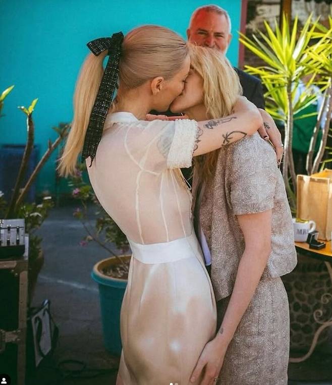 할리우드 배우 크리스틴 스튜어트가 지난 24일(현지시각) SNS(소셜미디어)를 통해 동성 배우자인 각본가 딜런 메이어와의 결혼식 사진을 공개했다. /사진=크리스틴 스튜어트 SNS