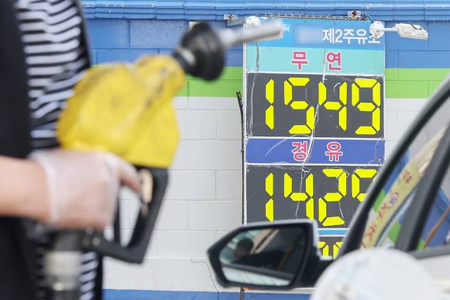 21일 서울의 한 주유소를 찾은 고객이 차량에 주유하는 모습. /사진=뉴스1
