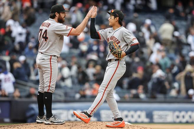 샌프란시스코 자이언츠의 이정후가 이달 13일(현지시각) 뉴욕의 양키 스타디움에서 열린 MLB 뉴욕 양키스와 경기를 승리한 뒤 투수 라이언 워커와 하이 파이브를 하고 있다. /사진=로이터