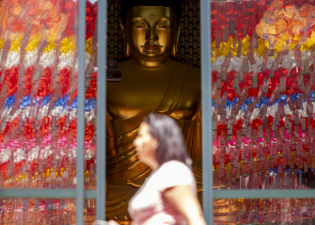 오는 5월 5일 부처님오신날을 앞두고 지난 24일 서울 종로구 조계사 대웅전 유리창에 연등이 비치고 있다.  연합뉴스