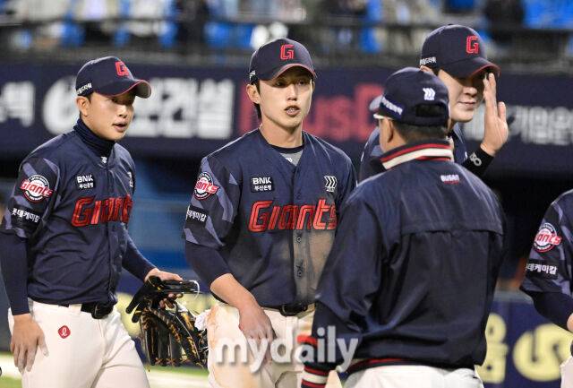 2025년 4월 25일 오후 서울 잠실구장에 진행된 '2025 신한 SOL뱅크 KBO 리그' 롯데 자이언츠와 두산 베어스의 경기.롯데 전민재가 8-2로 승리한 뒤 김태형 감독과 하이파이브를 하고 있다.