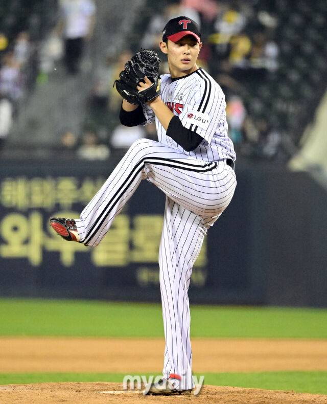 2025년 4월 24일 오후 서울 잠실구장에 진행된 '2025 신한 SOL뱅크 KBO 리그' NC 다이노스와 LG 트윈스의 경기. LG 김영우가 9회초 구원등판해 역투하고 있다./마이데일리