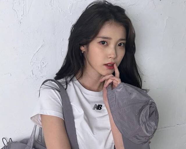 아이유가 작년 300억에 달하는 수익을 올린 것으로 알려졌다. / 아이유 소셜미디어 캡처