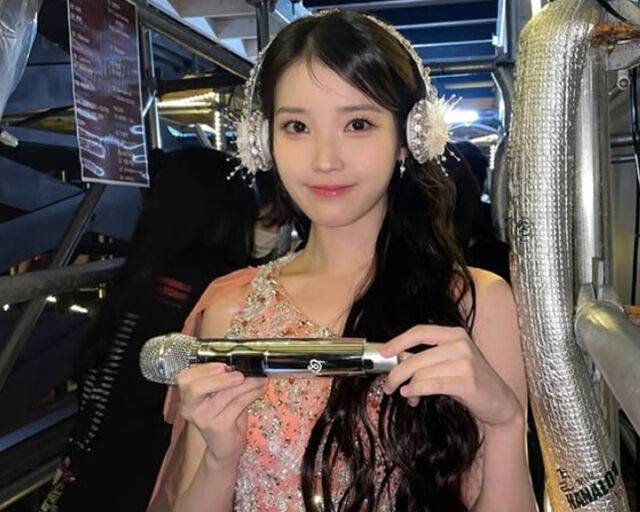 아이유가 바쁜 와중에 팬 콘서트를 진행했다. / 아이유 소셜미디어 캡처