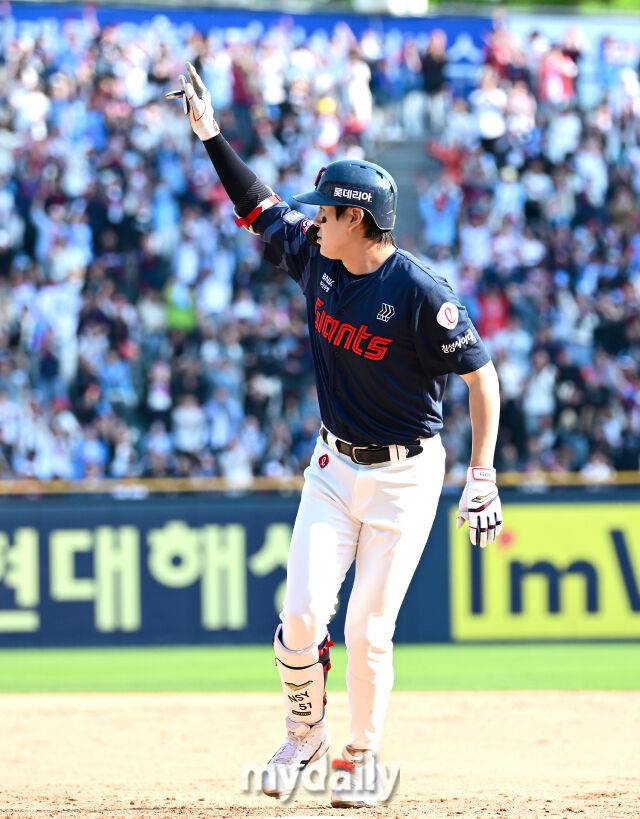 2025년 4월 26일 오후 서울 잠실구장에 진행된 '2025 신한 SOL뱅크 KBO 리그' 롯데 자이언츠와 두산 베어스의 경기. 롯데 나승엽이 8회초 무사 3루서 1타점 역전 적시타를 친 뒤 기뻐하고 있다./잠실 = 유진형 기자