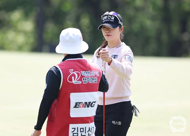 10번 홀에서 버디를 잡은 후 캐디와 기쁨을 나누느 김민선7. [사진=KLPGA]
