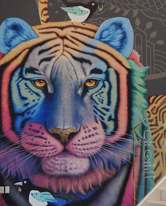 A작가가 경북 안동의 한 카페에 그린 벽화. 고 작가의 작품과 매우 비슷하다. [고상우 작가 제공]