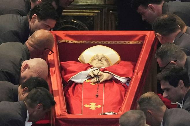프란치스코 교황의 시신이 23일(현지시간) 바티칸의 성 베드로 대성당에 안치되고 있다. [로이터]