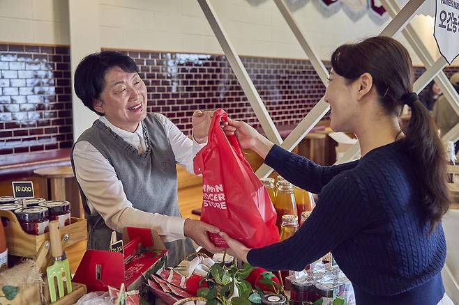 24일 경기도 이천시 복합문화공간 시몬스 테라스에서 열린 파머스 마켓에 참여한 지역 농가 ‘오건농장’의 토마토 가공품.[시몬스 제공]