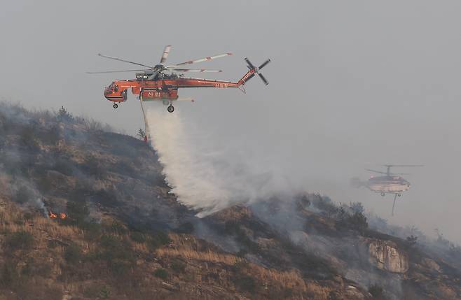 지난달 25일 울산시 울주군 언양읍에서 난 산불을 헬기가 진화하고 있다. [연합]