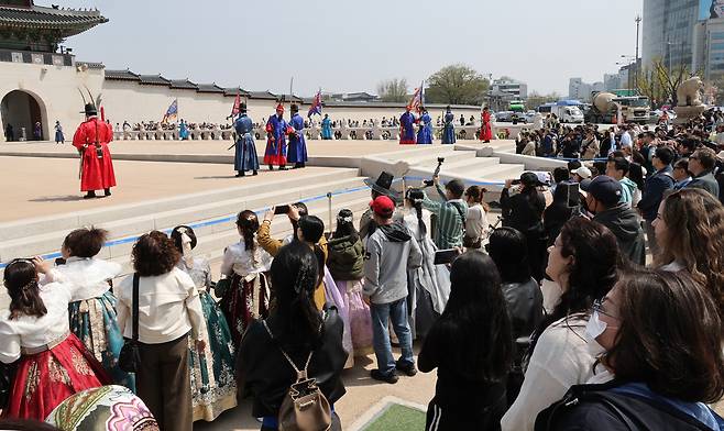 서울 광화문 앞에서 외국인 관광객들이 수문장 교대식을 보고 있는 모습. [연합뉴스]