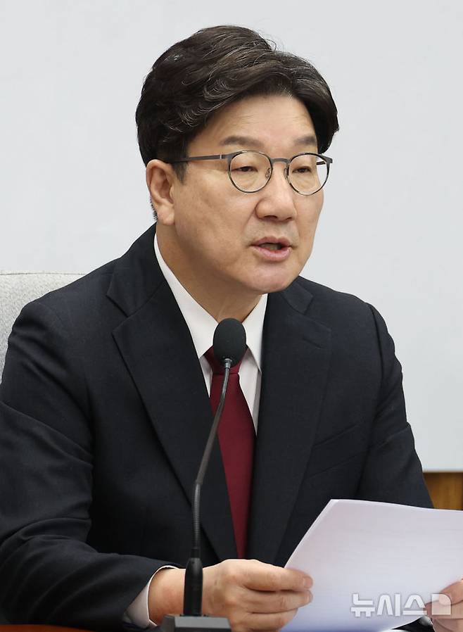 [서울=뉴시스] 조성봉 기자 = 권성동 국민의힘 원내대표가 25일 오전 서울 여의도 국회에서 열린 원내대책회의에서 발언을 하고 있다. 2025.04.25.&nbsp;suncho21@newsis.com