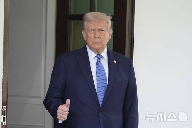 [워싱턴=AP/뉴시스] 도널드 트럼프 미국 대통령이 24일(현지 시간) 백악관에서 요나스 가르 스퇴르 노르웨이 총리를 맞이하며 취재진에 엄지를 들어보이고 있다. 2025.04.25.