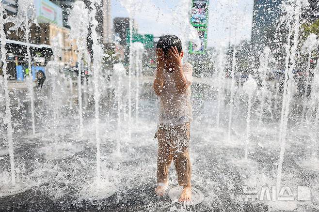 [서울=뉴시스] 김명년 기자 = 초여름 날씨를 보인 21일 오후 서울 종로구 광화문광장 분수대에서 한 아이가 물놀이를 하며 더위를 식히고 있다. 2025.04.21. kmn@newsis.com