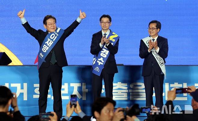 [청주=뉴시스] 조성봉 기자= 이재명 더불어민주당 대선 경선 후보가 19일 오후 충북 청주시 서원구 청주체육관에서 열린 제21대 대통령선거 후보자 선출을 위한 충청권 합동연설회에서 지지자들에게 인사하고 있다. 왼쪽부터 이 후보, 김경수, 김동연 후보. 2025.04.19. suncho21@newsis.com