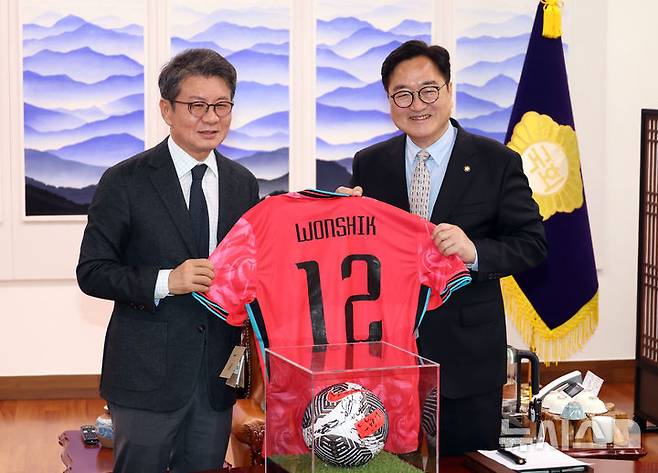 [서울=뉴시스] 고승민 기자 = 우원식 국회 의장이 23일 서울 여의도 국회에서 정몽규 대한축구협회장을 접견, 정 회장으로부터 기념품을 받고 있다. 2025.04.23. kkssmm99@newsis.com