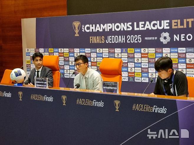 [서울=뉴시스]광주FC 이정효 감독 기자회견. (사진=한국프로축구연맹 제공)