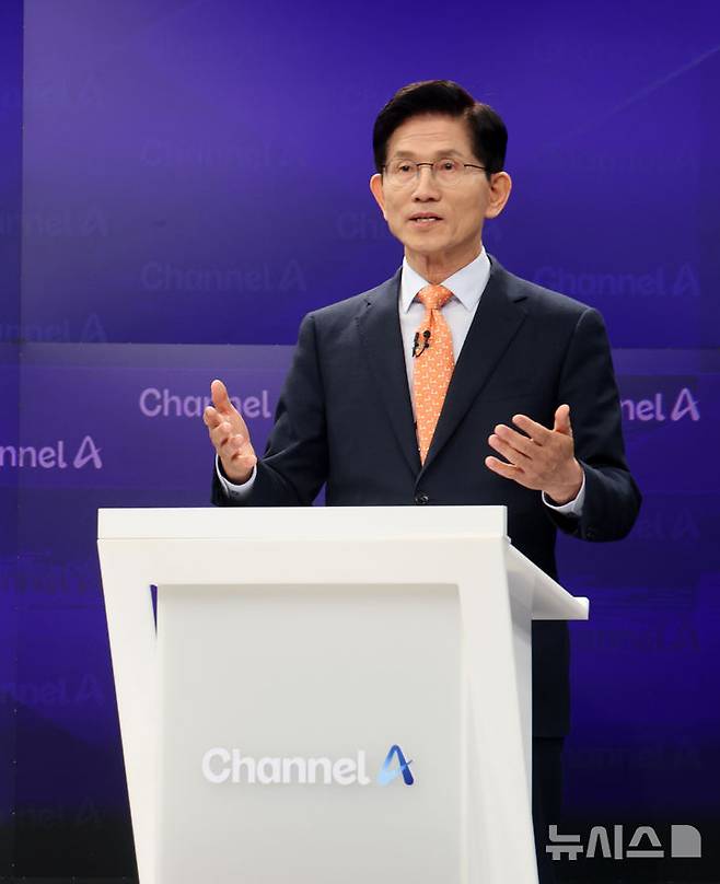 [서울=뉴시스] 국회사진기자단 = 24일 오후 서울 종로구 동아미디어센터 채널A 스튜디오에서 국민의힘 대선 2차 경선 진출자인 김문수 후보가 토론 전 리허설을 하고 있다. 2025.04.24. photo@newsis.com