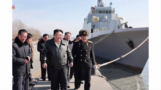 [서울=뉴시스] 김정은 북한 국무위원장이 2일 남포조선소를 방문해 전쟁준비를 위해 해군무력 강화의 중요성을 강조했다고 조선중앙TV가 3일 보도하고 있다. (사진=조선중앙TV 캡처) 2024.02.03. photo@newsis.com *재판매 및 DB 금지