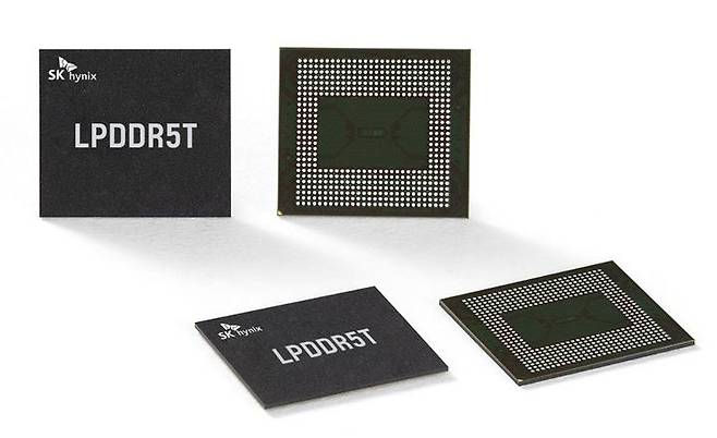 [서울=뉴시스] SK하이닉스가 개발한 모바일용 D램 LPDDR5T. (사진=SK하이닉스 뉴스룸) 2023.08.10. photo@newsis.com  *재판매 및 DB 금지