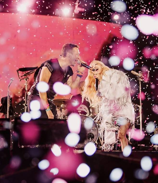 [서울=뉴시스] 콜드플레이 크리스 마틴, 블랙핑크 로제. (사진 = 콜드플레이 인스타그램 캡처) 2025.04.24. photo@newsis.com. *재판매 및 DB 금지