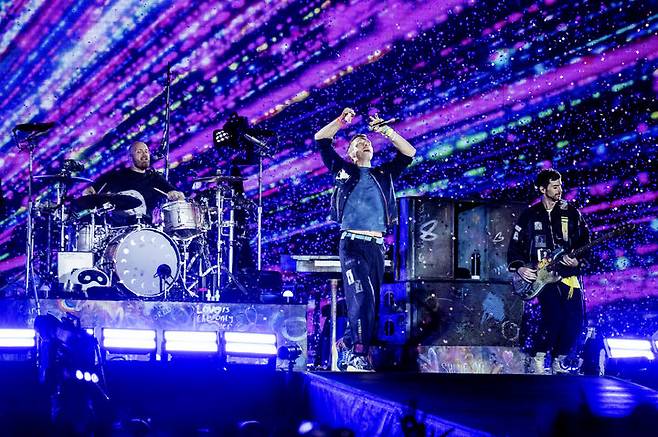 [고양=뉴시스] 세계적인 브릿팝 밴드 '콜드플레이(Coldplay)'가 16일 오후 경기 고양 고양종합운동장에서 두 번째 내한공연 '라이브 네이션 프레젠츠 콜드플레이 : 뮤직 오브 더 스피어스 딜리버드 바이 디에이치엘(LIVE NATION PRESENTS COLDPLAY : MUSIC OF THE SPHERES DELIVERED BY DHL)'을 펼치고 있다. 당일 5만명이 운집했다. 그간 고양종합운동장에서 콘서트를 연 스타들의 콘서트 수용인원은 3만명 안팎이었는데, 콜드플레이의 국내 인기를 새삼 실감케 했다. 콜드플레이는 18·19·22·24·25일에도 같은 무대에 오른다. 총 여섯 차례 공연으로 30만명을 모을 것으로 예상된다. 역대 내한공연 중 최대 규모로 최다 회차, 최다 관객 기록이다. (사진 = 라이브 네이션 코리아 제공) 2025.04.17. photo@newsis.com. *재판매 및 DB 금지
