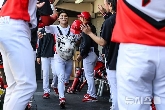 [서울=뉴시스] 프로야구 KIA 타이거즈 김도영이 26일 광주-기아챔피언스필드에서 열린 2025 신한 쏠뱅크 KBO리그 LG 트윈스와의 경기에서 솔로 홈런을 친 뒤 동료들의 축하를 받고 있다. (사진=KIA 타이거즈 제공) 2025.04.26.