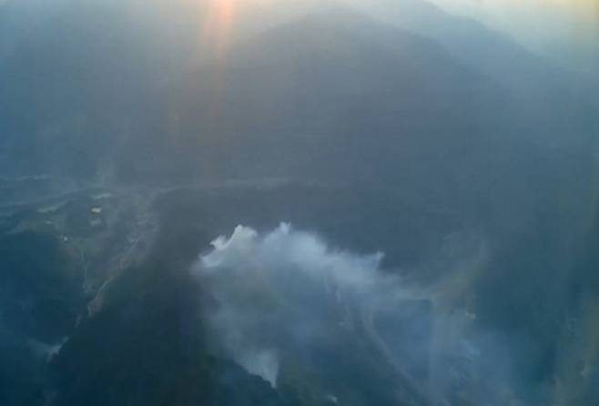 [인제=뉴시스] 산림당국은 26일 오후 1시 18분경 강원 인제군 상남면 하남리 25-1 일원에서 발생한 산불의 진화율이  이날 오후 7시 20분 기준 93%다 고  밝혔다. *재판매 및 DB 금지