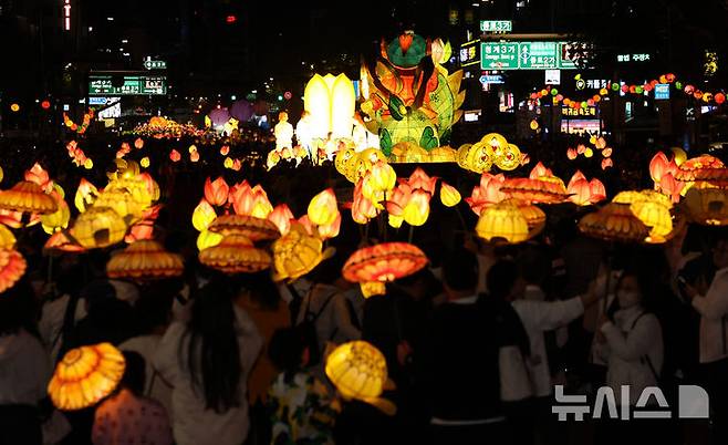 [서울=뉴시스] 이영환 기자 = 부처님오신날을 앞둔 26일 오후 서울 종로 일대에서 연등 행렬이 조계사로 향하고 있다. 2025.04.26. 20hwan@newsis.com