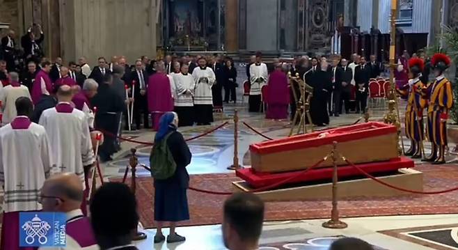 '40년 절친' 수녀의 마지막 인사…관습 깨고 교황 관 앞에서 추모 [사진출처 : 바티칸 미디어]