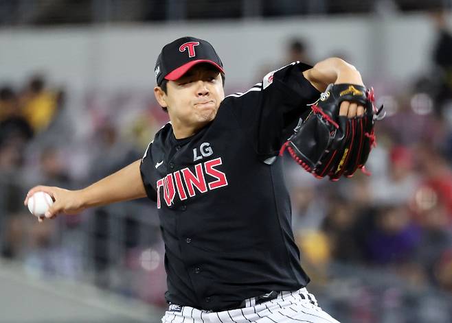 25일 광주기아챔피언스필드에서 열린 프로야구 LG 트윈스와 KIA 타이거즈의 경기. LG 장현식이 9회말에 투구하고 있다. 연합뉴스