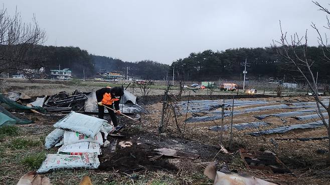 잔불을 정리하고 있는 강릉시의용소방대원의 모습. 홍귀자 대장 제공