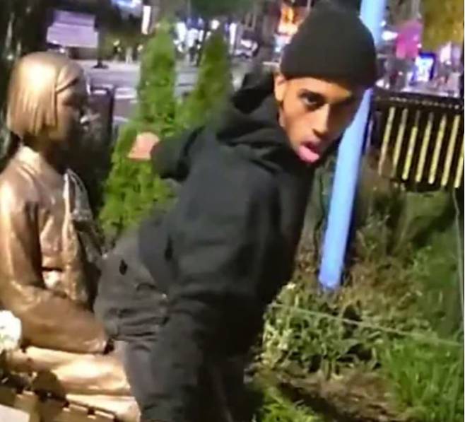 미국 국적 유튜버 조니 소말리가 평화의 소녀상 앞에서 외설스러운 춤을 추고 있다. 소말리  유튜브 화면 캡처